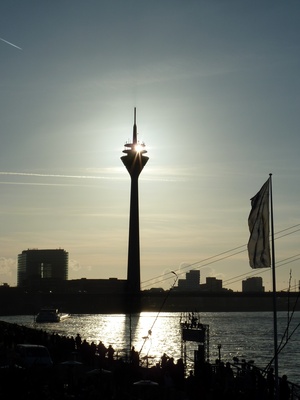 Düsseldorfer Rheinturm im Gegenlicht