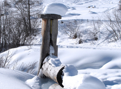 Brunnen im Schnee versunken