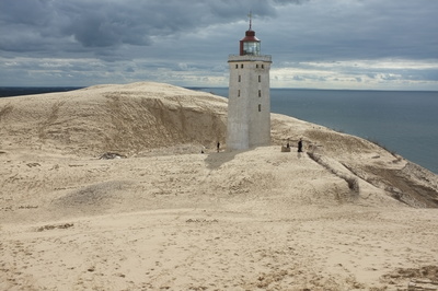 Leuchtturm im Sand gefangen