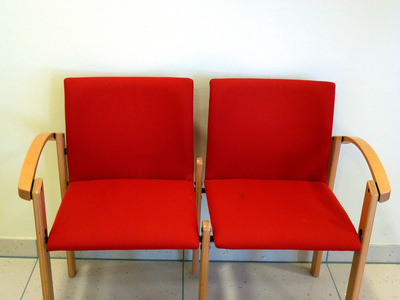 zwei rote Stühle