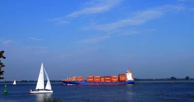Containerschiff & Segelboot auf der Elbe