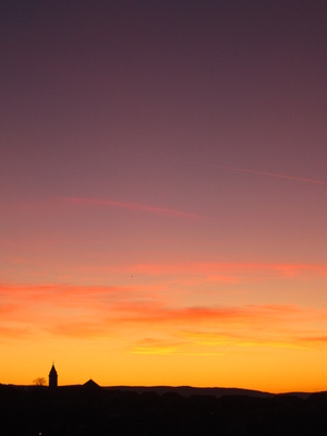 Kirchturm vor Sonnenuntergang