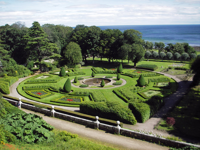 Garten des Dunrobin Castle in Schottland