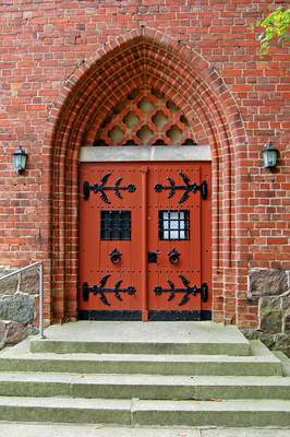 Eingang der ev. Dorfkirche Binz / Rügen