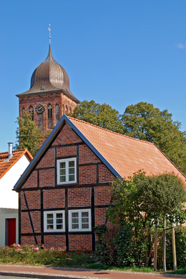 Kleines Fachwerkhaus mit Kirchturm in Gingst/Rügen