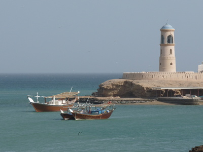 Leuchtturm und Dhau (Oman)