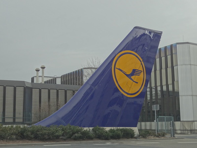 Kranich Logo Lufthansa AG vor der Zentrale am Flughafen Frankfurt