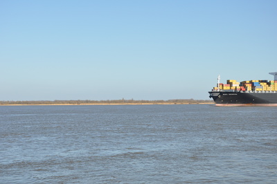 Containerschiff auf der Elbe