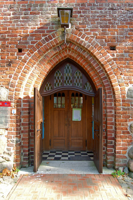 Eingang der ev. Dorfkirche in Groß Zicker/Rügen