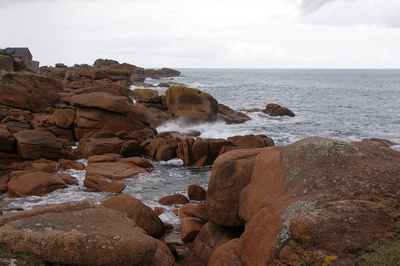 Küste mit rötlichem Granitfelsen
