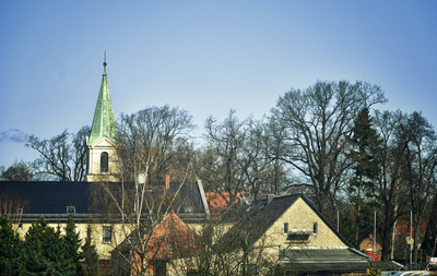 Ahrensfelde mit Kirchturm