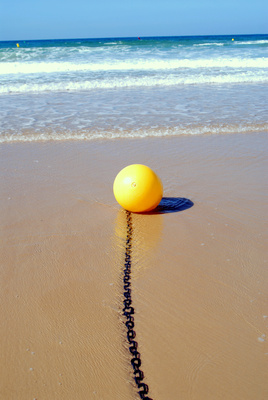 Mittelmeerstrand mit gelbem Ball