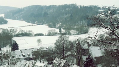 Helmarshausen im Winter (mit Stadtkirche) - Blick auf das Diemeltal