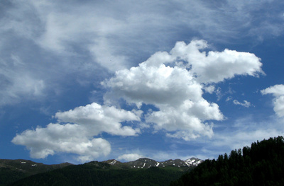 Schnee- und Wolkenreste