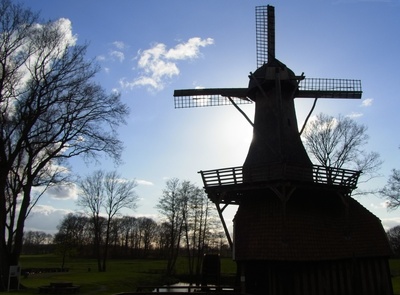 Mühle im Gegenlicht