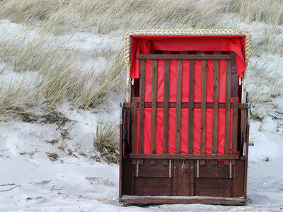 Strandkorb mit rotem Bezug