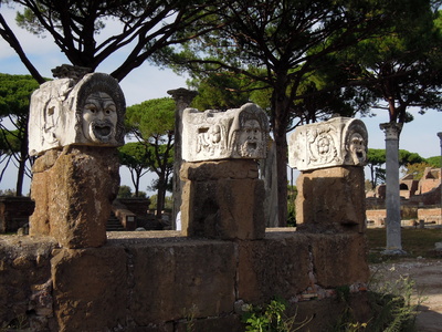 Rom - Theatermasken in Ostia antica