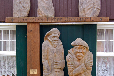 Holzrelief an einer Fischerhütte auf Hiddensee