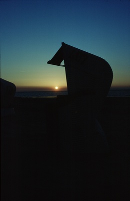 Strandkorbsilhuette bei Sonnenuntergang