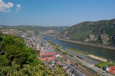 Blick auf Oberwesel mit Rheinschleife