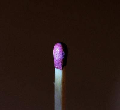 Streichholz in lila