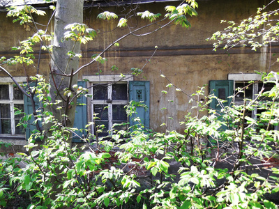 Altes Haus mit schönen Fensterläden