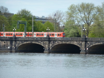 Lombardsbrücke mit Bahn