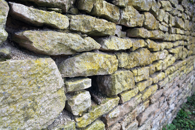 Geschichtete Steinmauer