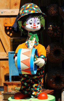 Kunterbunter Clown mit seiner Trommel
