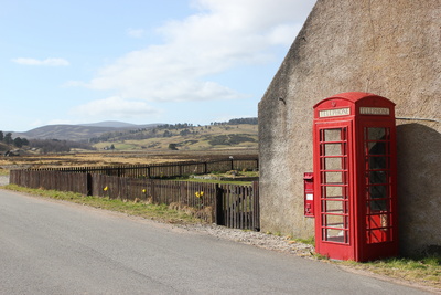 Rote Telefonzelle mitten in den Highlands