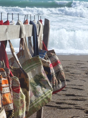 Taschenverkauf am Strand