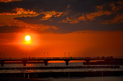 Seebrücke bei Sonnenuntergang