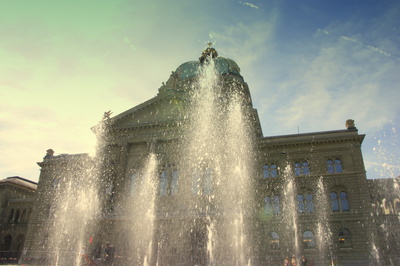 Wasserfontänen vor dem Bundeshaus
