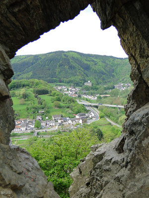 Blick durchs Teufelsloch auf Kreuzberg