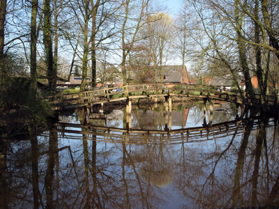 Spiegelung der alten Holzbrücke