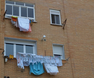 Wäsche trocknet vor der Hausfassade