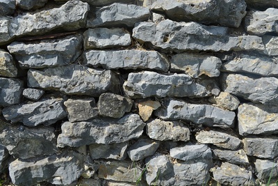 Trockenmauer aus Jura Gestein