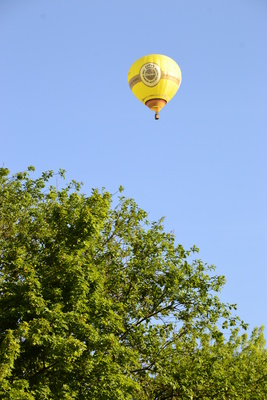 Heißluftballon in den Wolken