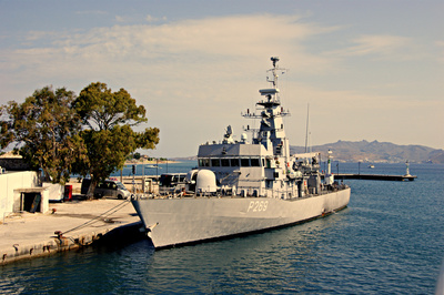Kriegsschiff im Hafen von Kos