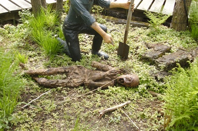 Mann gräbt Leiche aus