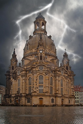 Blitze über der Frauenkirche