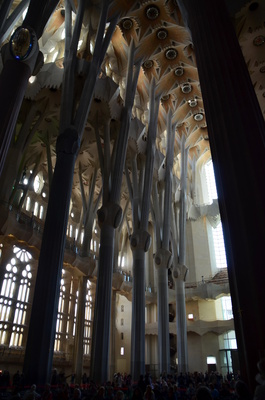Stützbalken und Decke der Sagrada Familia
