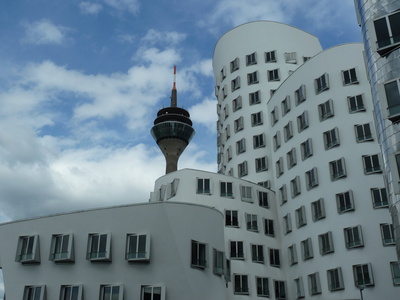 Gehry-Bauten mit Rheinturm Düsseldorf