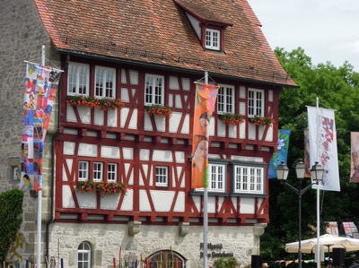Hohenlohe - Rathaus in Vellberg mit Künstlerfahnen
