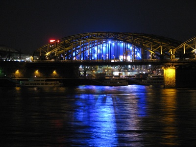Die Brücke der 100 000 Liebeschlösser bei Nacht