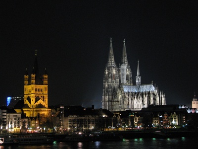 Ein Blick auf den Kölner Dom bei Nacht