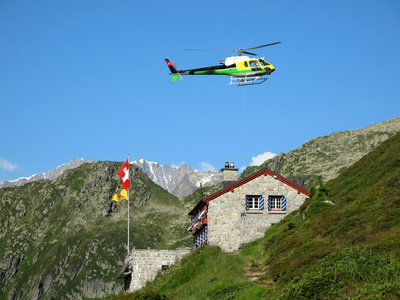 Salbit-Hütte mit Helikopter