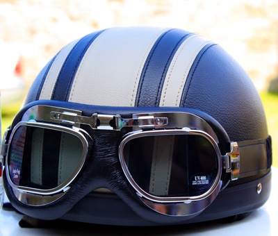 Helm mit Brille