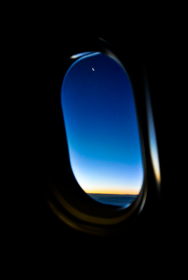 Sichelmond aus Flugzeugfenster