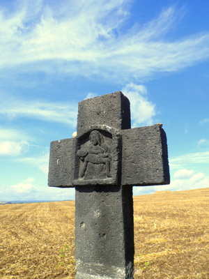 Ein Kreuz zwischen den Feldern